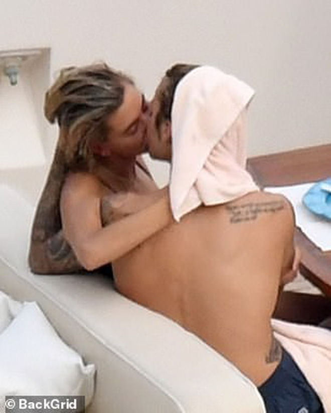 Hailey Baldwin mặc bikini ôm hôn Justin Bieber trên du thuyền