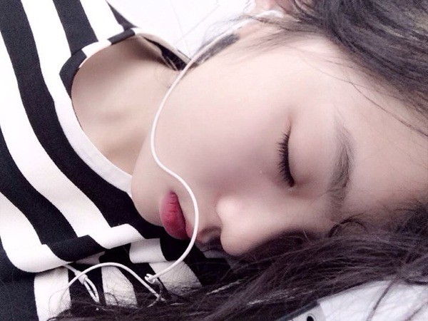 Loạt khoảnh khắc đắt giá, mỹ nhân Việt ngủ gật vẫn đẹp mê hồn