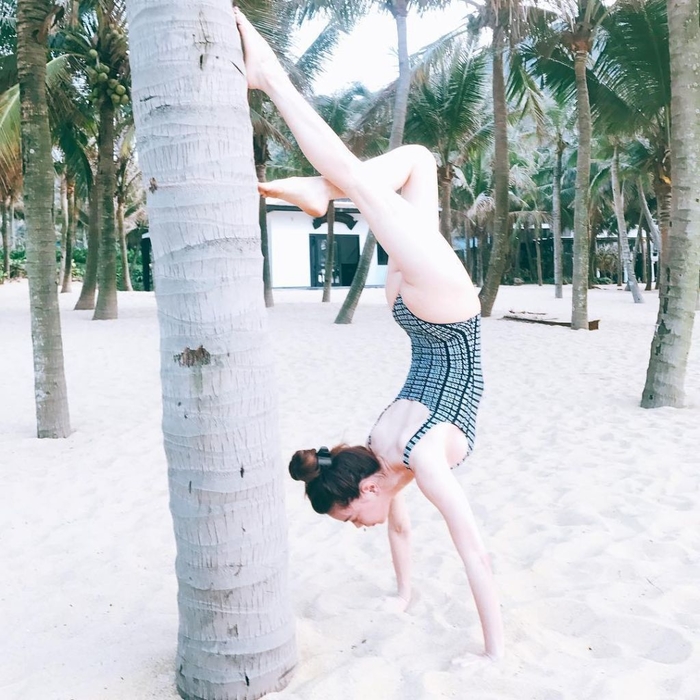 Mỹ nhân Việt mặc đồ tắm tập yoga sexy đến 'nghẹt thở'