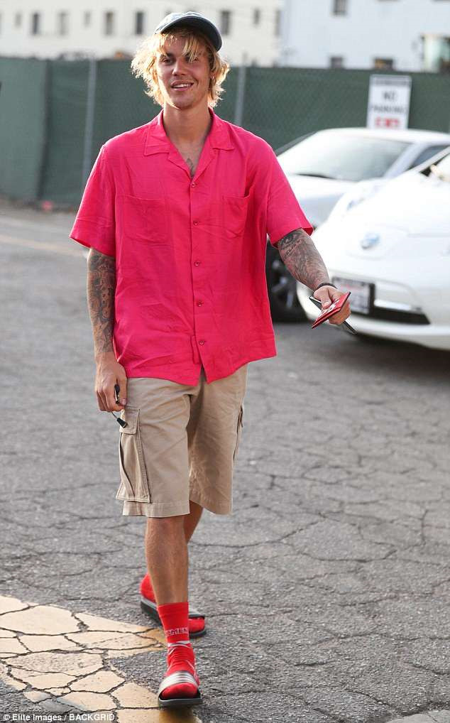 Justin Bieber gây choáng với cách ăn mặc lạ sau khi đính hôn