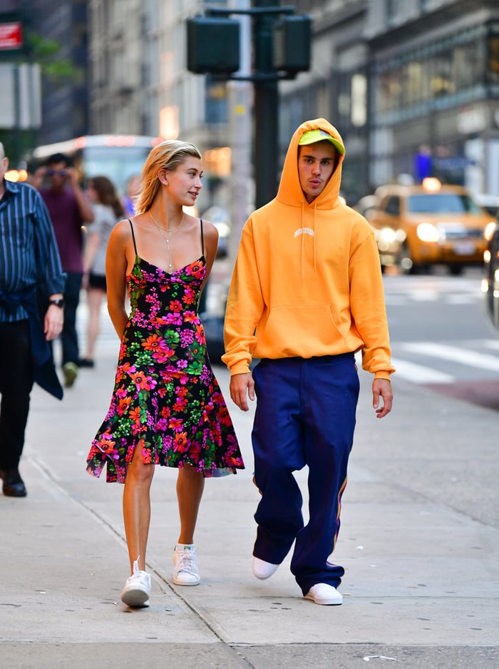 Justin Bieber gây choáng với cách ăn mặc lạ sau khi đính hôn