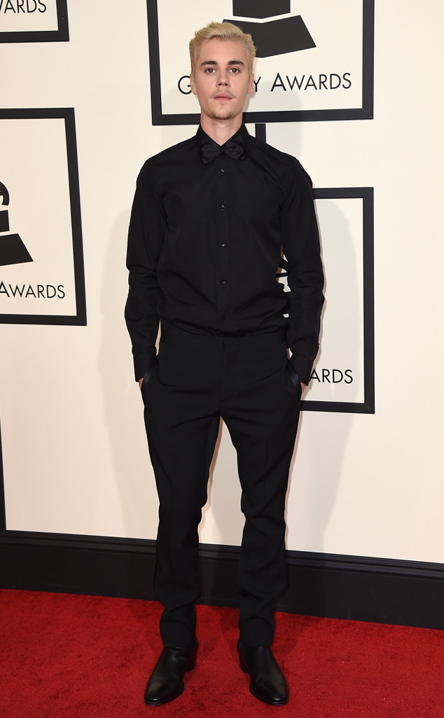 Justin Bieber gây choáng với cách ăn mặc lạ sau khi đính hôn