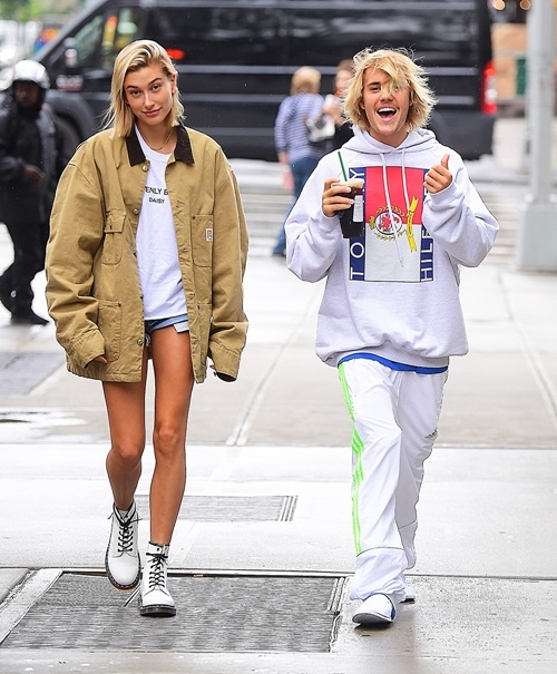 Justin Bieber gây choáng với cách ăn mặc lạ sau khi đính hôn