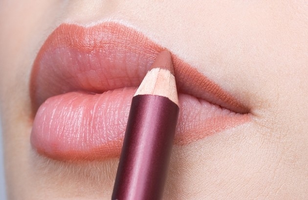 Mẹo giúp son bám trên môi của bạn mà chẳng cần tô lại