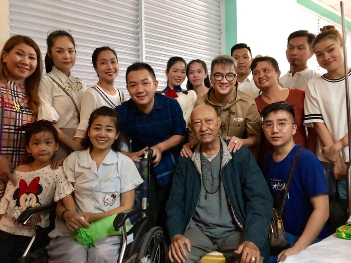 Kha Ly vội vào viện thăm và trao tặng số tiền lớn cho Mai Phương