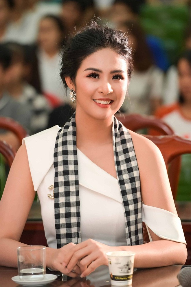 Khi Hoa hậu đăng quang: Không chê nhan sắc, thì cũng bị chê học vấn