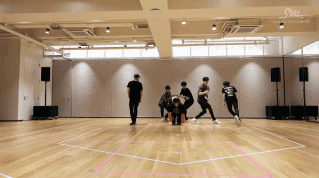 Khi loạt thần tượng Kpop “diễn xiếc” khiến fan “hốt hoảng”