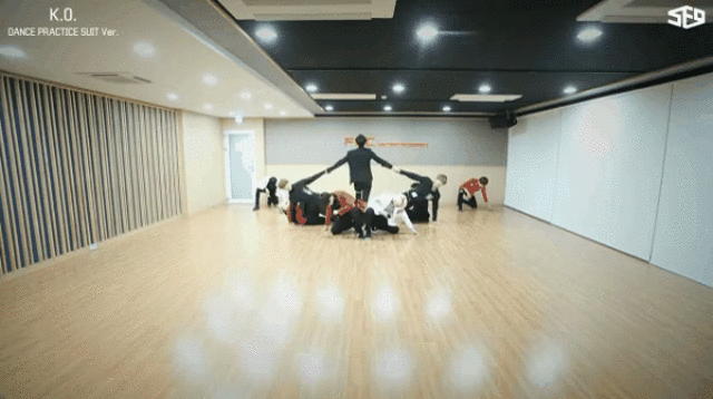 Khi loạt thần tượng Kpop “diễn xiếc” khiến fan “hốt hoảng”