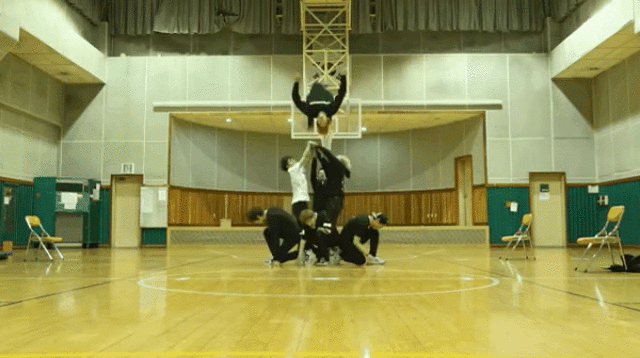 Khi loạt thần tượng Kpop “diễn xiếc” khiến fan “hốt hoảng”
