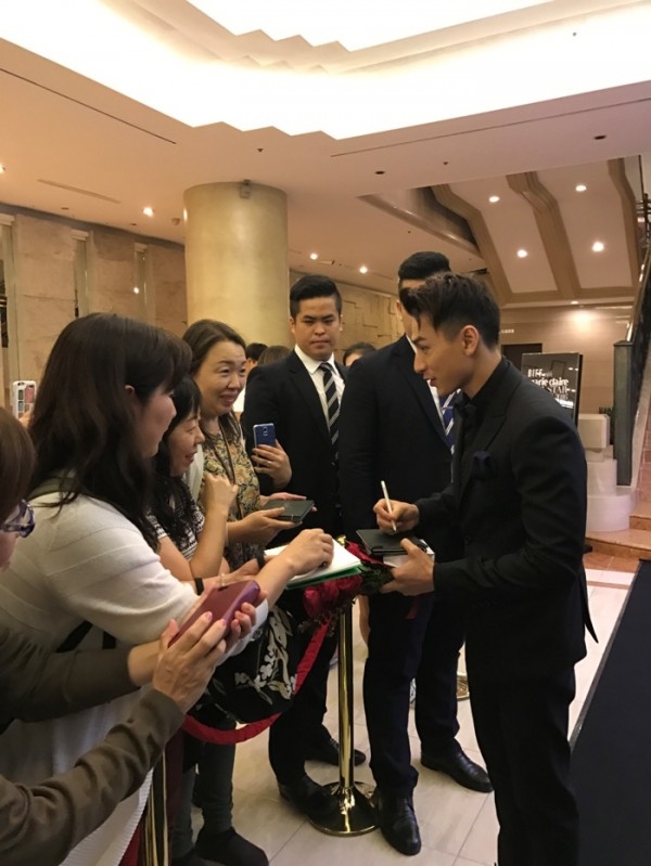 Khi sao Việt được chào đón cuồng nhiệt ở nước ngoài