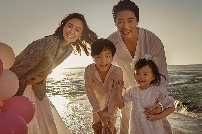 Kwon Sang Woo và vợ Hoa hậu tung ảnh tạp chí kỷ niệm 10 năm kết hôn