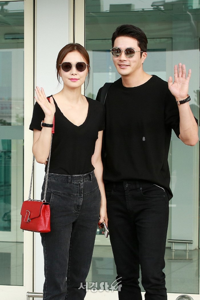 Kwon Sang Woo và vợ Hoa hậu tung ảnh tạp chí kỷ niệm 10 năm kết hôn