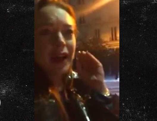 Lindsay Lohan bị đấm giữa đường vì có hành vi xúc phạm gia đình ngườ