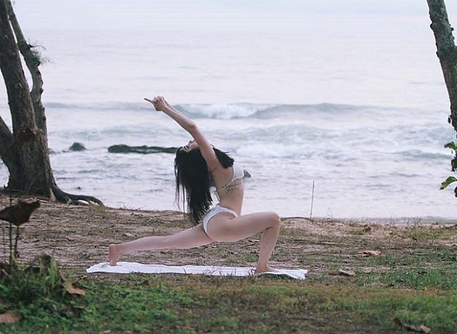 Mỹ nhân Việt mặc đồ tắm tập yoga sexy đến 'nghẹt thở'