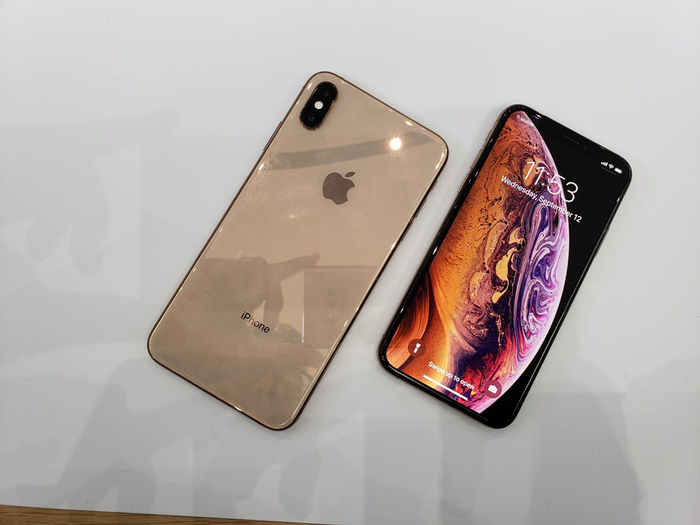 Mạc Văn Khoa cầm trên tay chiếc iPhone XS MAX đầu tiên tại Việt Nam