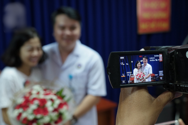 Mai Phương đi cà nhắc ngày xuất viện, nói xong điều ước rồi bật khóc