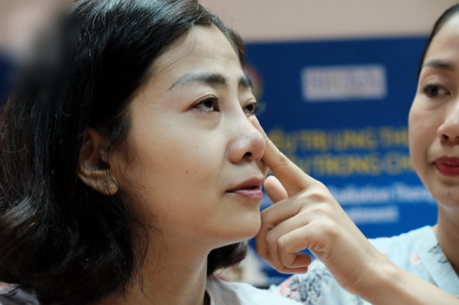 Mai Phương đi cà nhắc ngày xuất viện, nói xong điều ước rồi bật khóc