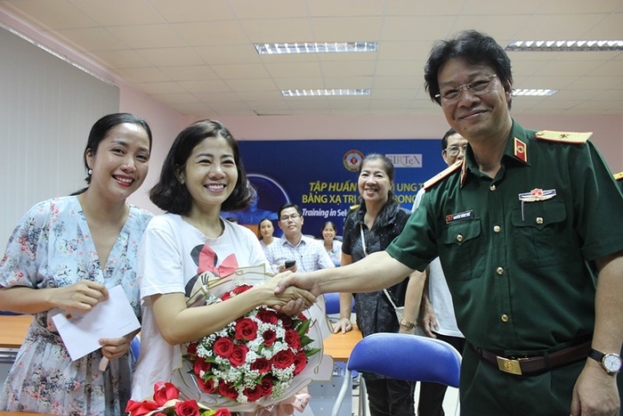 Mai Phương đi cà nhắc ngày xuất viện, nói xong điều ước rồi bật khóc