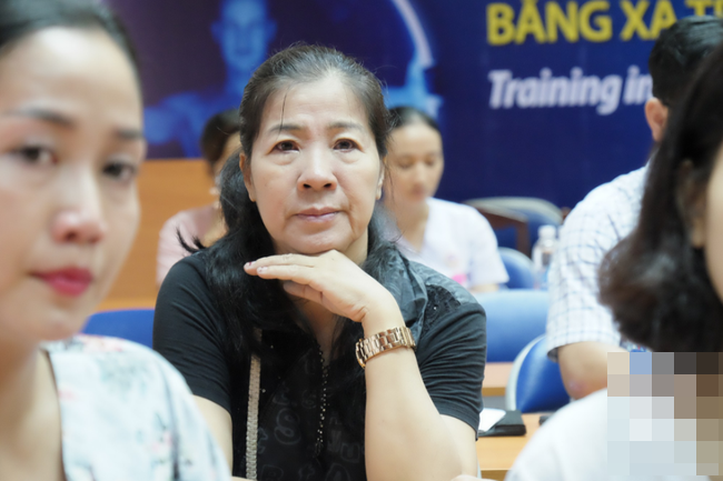 Mai Phương đi cà nhắc ngày xuất viện, nói xong điều ước rồi bật khóc