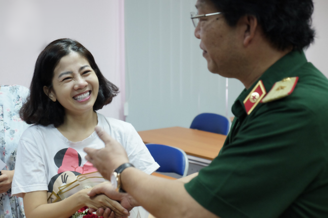 Mai Phương đi cà nhắc ngày xuất viện, nói xong điều ước rồi bật khóc