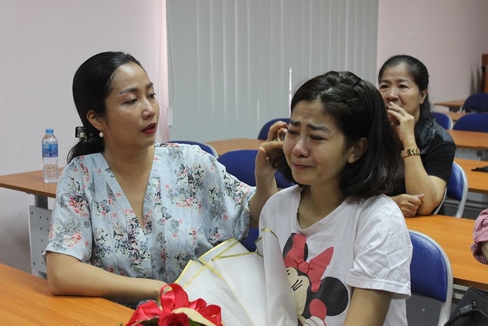 Mai Phương đi cà nhắc ngày xuất viện, nói xong điều ước rồi bật khóc
