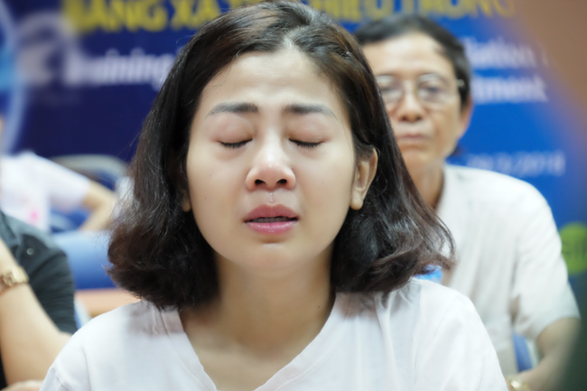 Mai Phương đi cà nhắc ngày xuất viện, nói xong điều ước rồi bật khóc