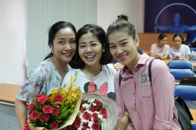 Mai Phương đi cà nhắc ngày xuất viện, nói xong điều ước rồi bật khóc