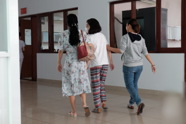 Mai Phương đi cà nhắc ngày xuất viện, nói xong điều ước rồi bật khóc