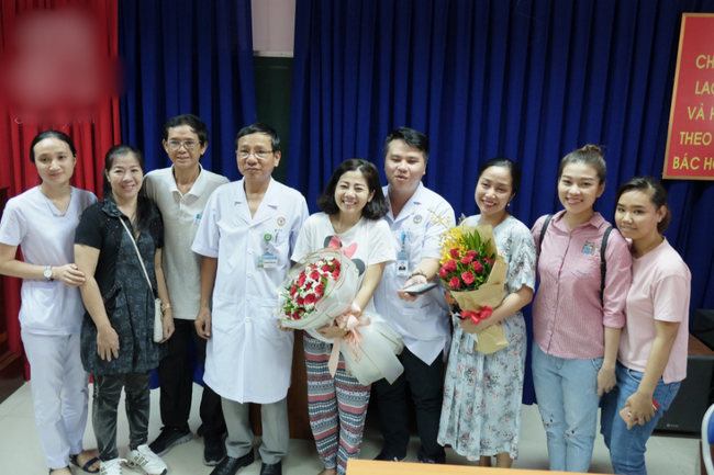 Mai Phương đi cà nhắc ngày xuất viện, nói xong điều ước rồi bật khóc