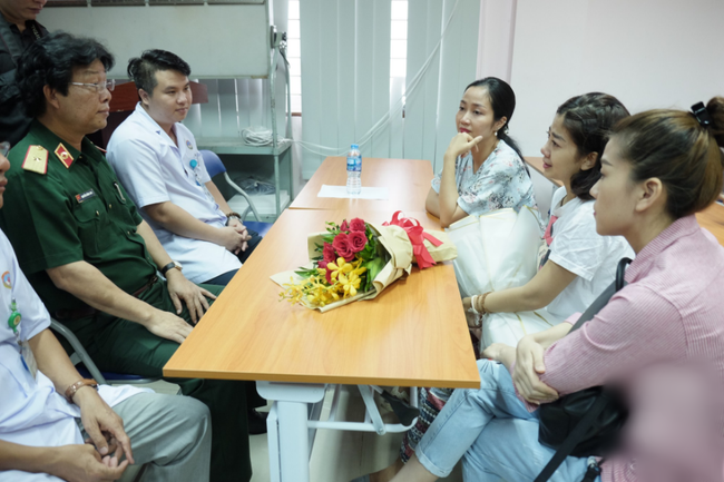 Mai Phương đi cà nhắc ngày xuất viện, nói xong điều ước rồi bật khóc