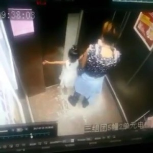 Mẹ mải mê bấm điện thoại để con gái bị thang máy “nuốt chửng” cánh tay