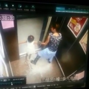 Mẹ mải mê bấm điện thoại để con gái bị thang máy “nuốt chửng” cánh tay