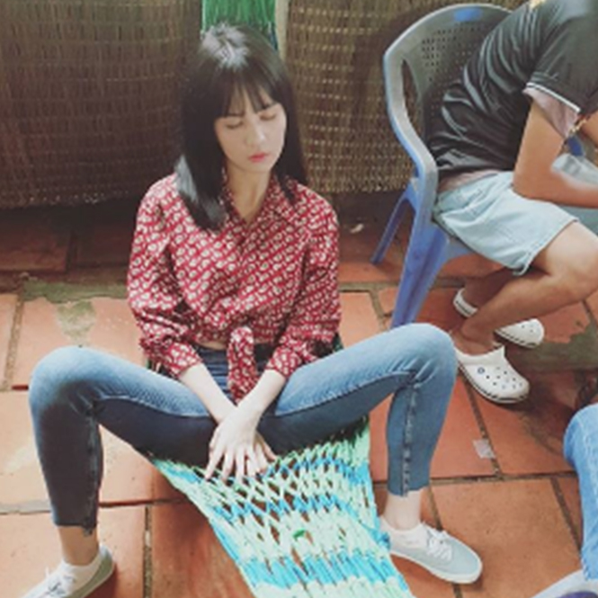 Ngọc Trinh vô tư ngồi dạng chân khi đang diện đầm công chúa