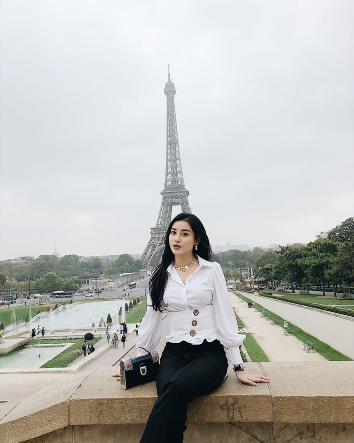 Angela Phương Trinh diện đầm hoa, Mai Phương Thúy lot top mặc xấu
