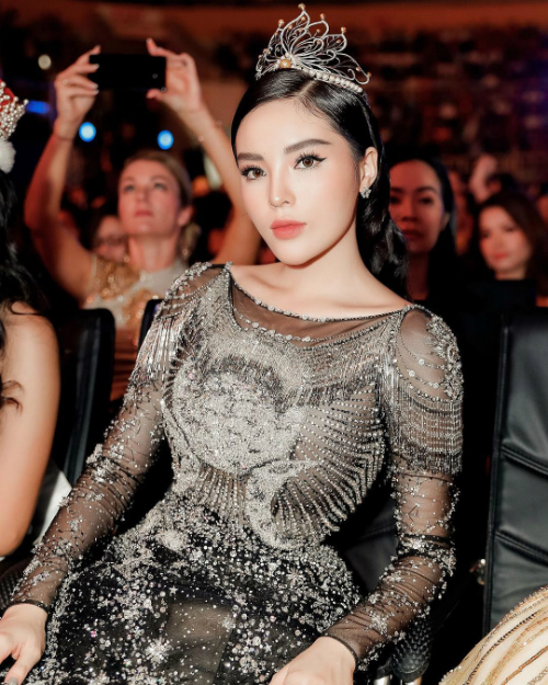Nhã Phương lộ vòng 2 lùm lùm, Hà Tăng diện croptop gây sốt