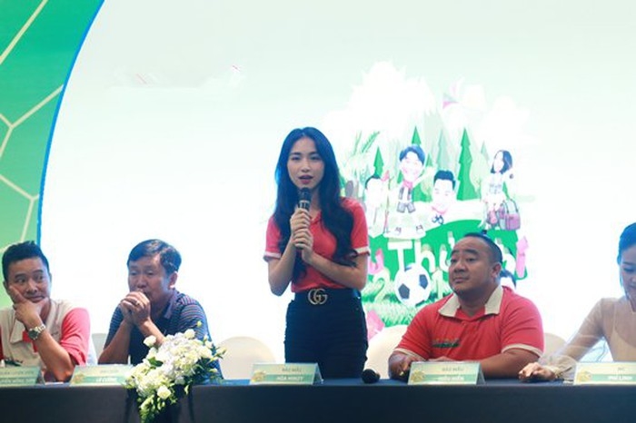 Nhin Ngoc Trinh, Hoa Minzy the nay, fan thot len “vui thoi dung vui qua”