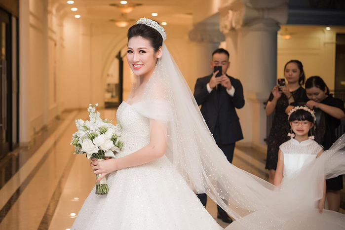 Nhung bo vay cuoi rung dong long nguoi cua sao Viet: Khong thanh lo lem cung hoa nu hoang