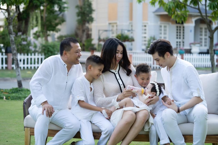Những Hoa hậu đăng quang trẻ nhất Việt Nam