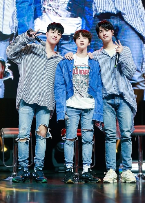 Những idol chênh lệch chiều cao nhất trong các nhóm nhạc Kpop