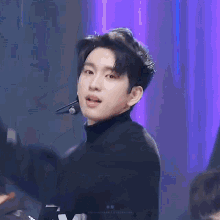 Những lần “bay giày” vô cùng hài hước của idol khi biểu diễn