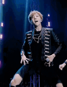 Những lần “bay giày” vô cùng hài hước của idol khi biểu diễn