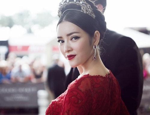 Những lần “phá giá” hàng hiệu đẳng cấp của sao Việt