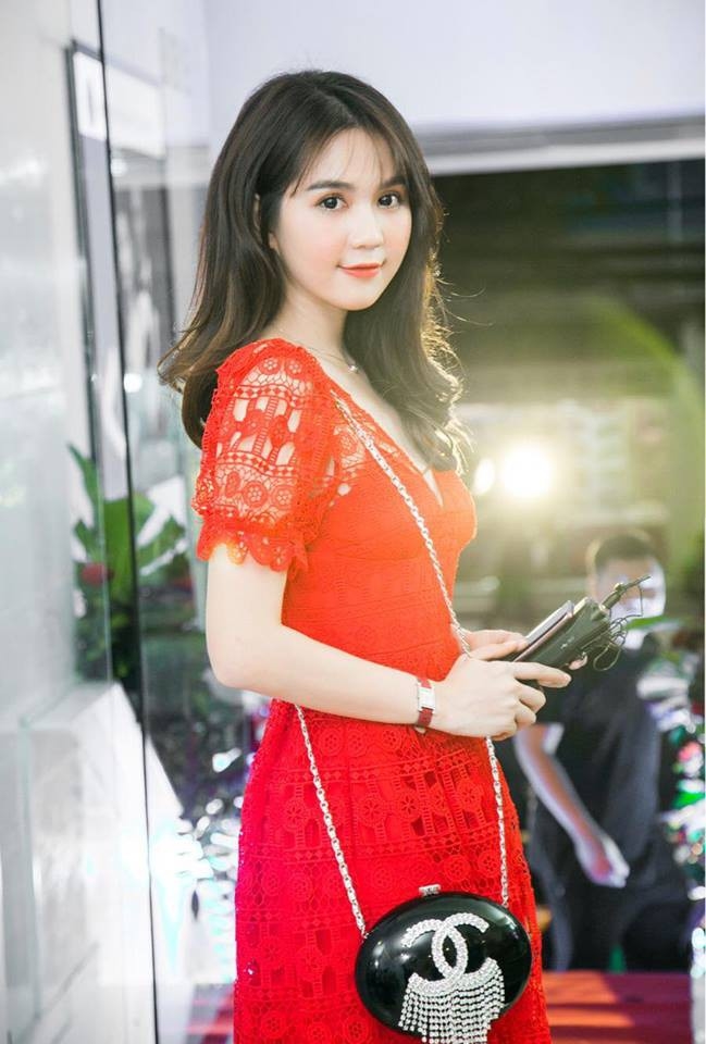 Những lần “phá giá” hàng hiệu đẳng cấp của sao Việt