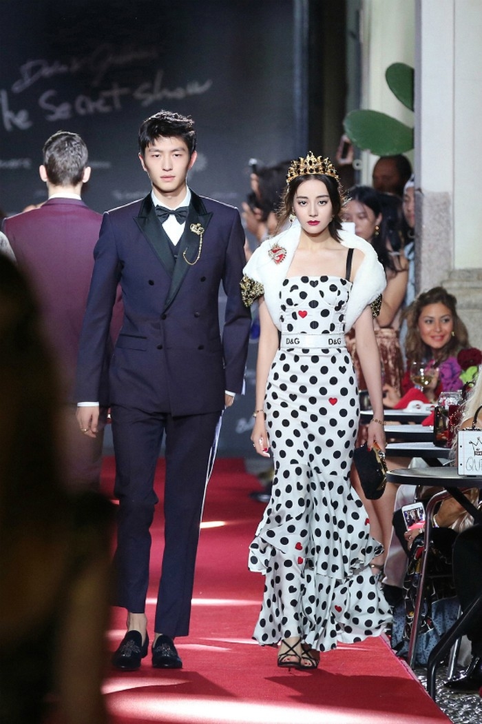 Phát sốt trước những lần sao Hoa ngữ sải bước trên sàn catwalk