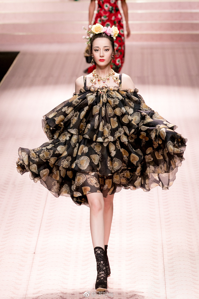 Phát sốt trước những lần sao Hoa ngữ sải bước trên sàn catwalk
