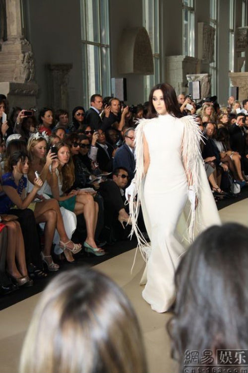 Phát sốt trước những lần sao Hoa ngữ sải bước trên sàn catwalk