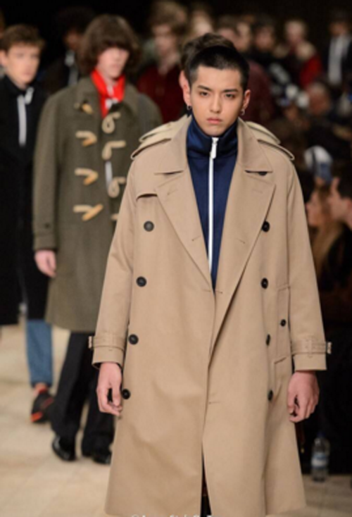 Phát sốt trước những lần sao Hoa ngữ sải bước trên sàn catwalk