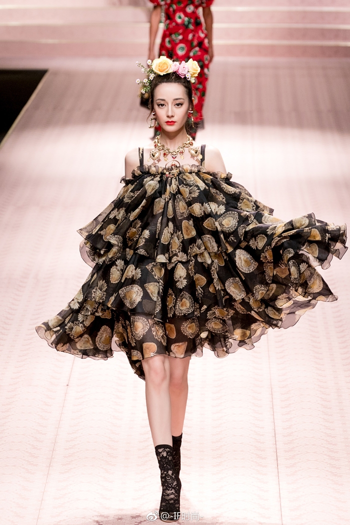 Phát sốt trước những lần sao Hoa ngữ sải bước trên sàn catwalk