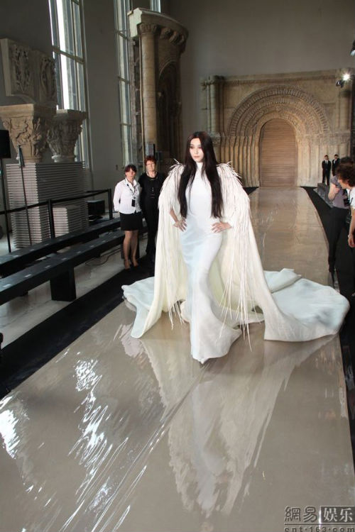 Phát sốt trước những lần sao Hoa ngữ sải bước trên sàn catwalk
