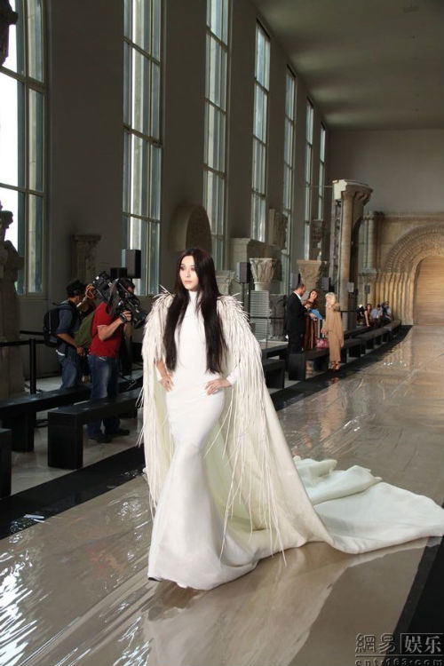 Phát sốt trước những lần sao Hoa ngữ sải bước trên sàn catwalk